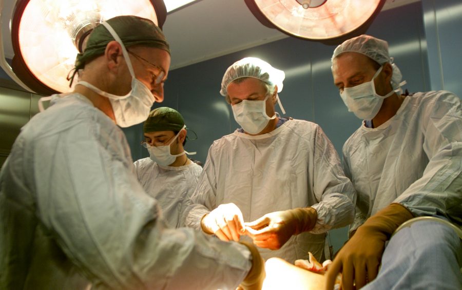Roma - Ospedale ' Figlie di San Camillo' - medici durante un' operazione