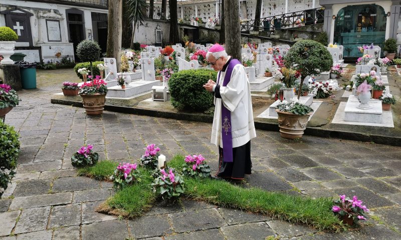 Mons. Alfano in preghiera al cimitero di Vico Equense