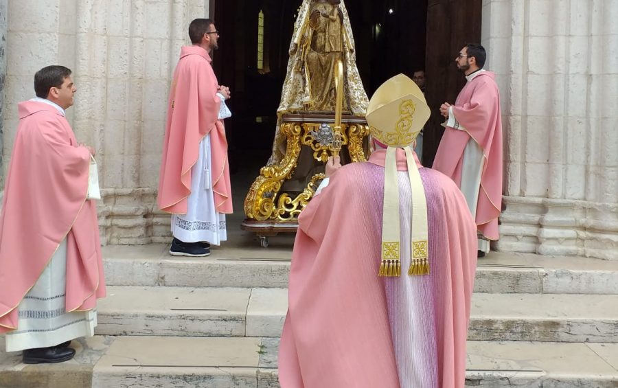 Mons. Giuliano affida la diocesi a Santa Maria Patrona