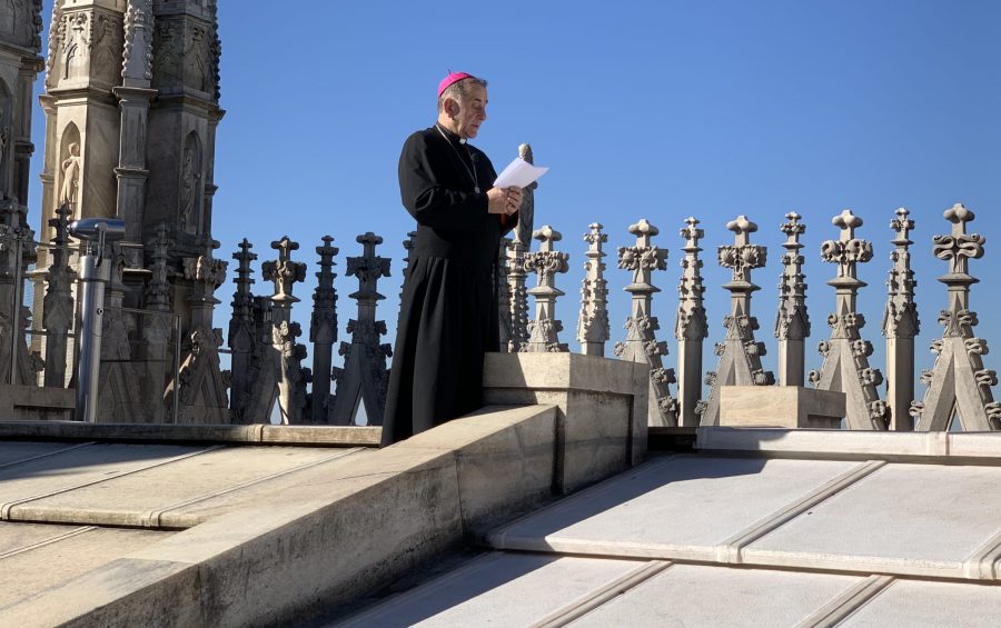 Milano. L’Arcivescovo Delpini prega la Madonnina