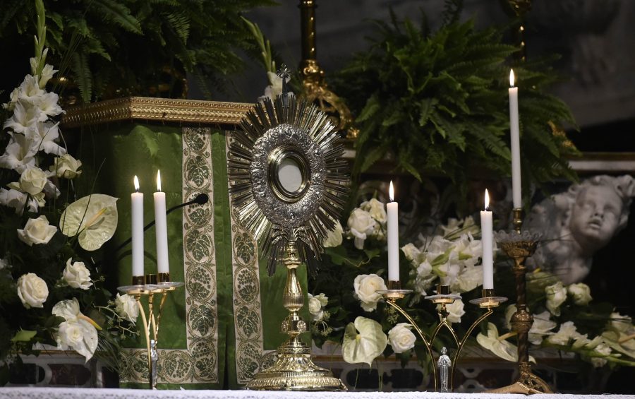 Genova, 16 settembre 2016.
Congresso Eucaristico Nazionale.
La Adorazione Eucaristica nella cattedrale di San Lorenzo