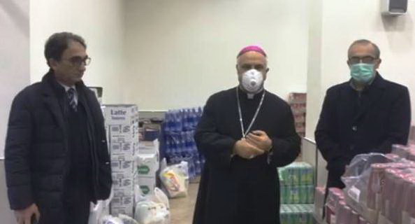 Mons. Bertolone consegna pacchi viveri ai poveri