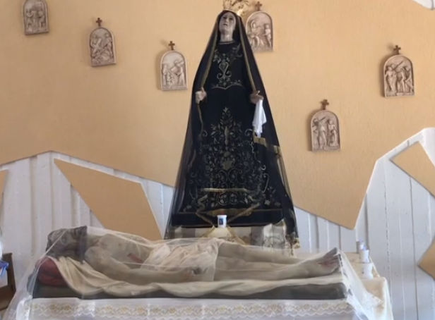 L’ora della Madre. Mons. De Luca in preghiera davanti alla Vergine Addolorata e a Gesù Morto