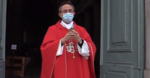 Mons. Busca benedice la diocesi con la reliquia del Preziosissimo Sangue di Gesù