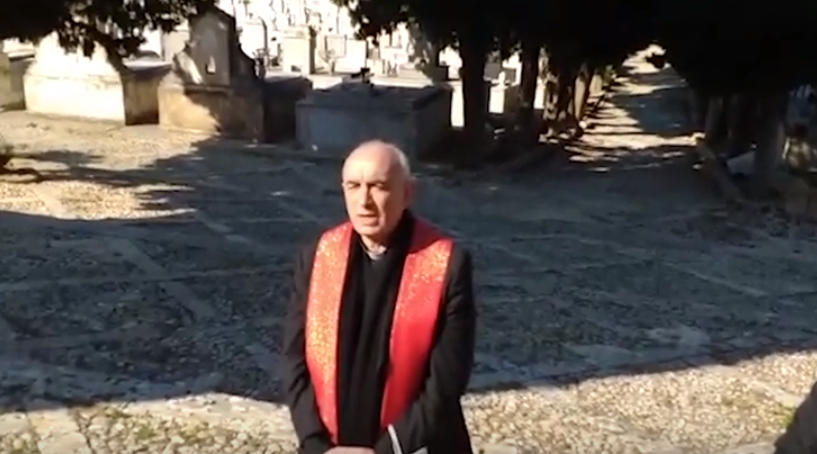 Il vescovo “pellegrino” al cimitero per ricordare i defunti