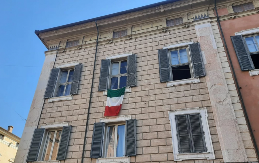 Il tricolore sventola dal Palazzo Arcivescovile